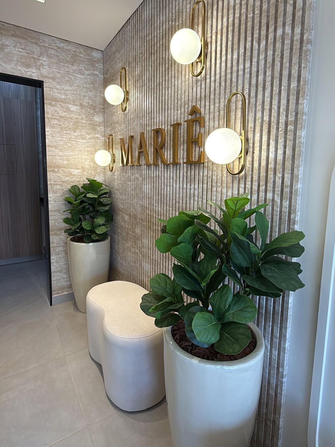 Hall da loja Mibis Home com peças decorativas expostas